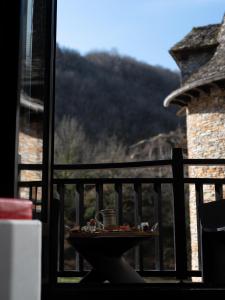 Conques-en-Rouergue的住宿－Moulin de Cambelong- Emilie & Thomas，阳台上桌子上的托盘食物