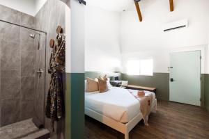 1 dormitorio con cama y ducha en Mellow Moon Lodge en Del Norte