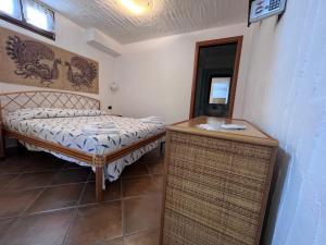 a small bedroom with a bed and a table at Almà in Torre delle Stelle