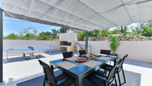 Balkoni atau teres di Villa Zariva with pool and panoramic mountain and