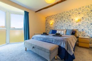 Un dormitorio con una cama grande y una ventana en St Josephs Cottage en West Runton