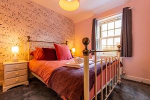 a bedroom with a bed and a window at Host & Stay - The Courtyard in Snettisham