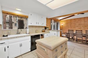 A cozinha ou cozinha compacta de Casa Bosque- Central Modern Fox Farm Log Cabin Retreat- Hot Tub- Fenced- Pets