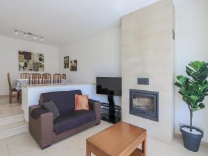 sala de estar con sofá y chimenea en V4, Villa Jardins Branqueira7 near Beach, Albufeira, en Albufeira