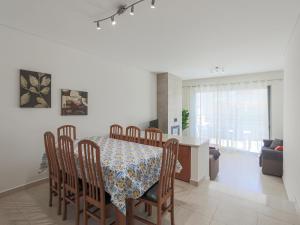 - une cuisine et une salle à manger avec une table et des chaises dans l'établissement V4, Villa Jardins Branqueira7 near Beach, Albufeira, à Albufeira