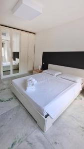 ein großes weißes Bett in einem weißen Schlafzimmer in der Unterkunft Vignola New Apartment in Rom