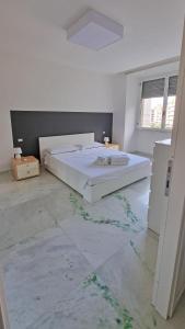 ein weißes Schlafzimmer mit einem Bett in einem Zimmer in der Unterkunft Vignola New Apartment in Rom