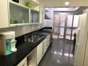 A cozinha ou cozinha compacta de Casa Branca
