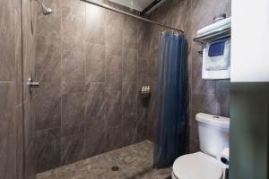 Bilik mandi di Mellow Moon Lodge +50 gambar