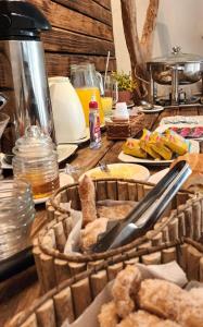 una mesa con cestas de pan y otros alimentos. en Hotel Rosa Viva en Barretos