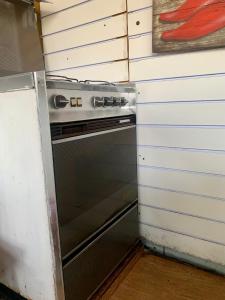 a oven in a kitchen next to a wall at Suite familiar completa in Búzios