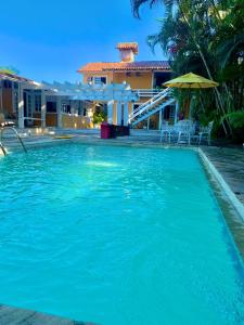 Suite familiar completa في بوزيوس: حمام سباحة كبير مع منزل في الخلفية