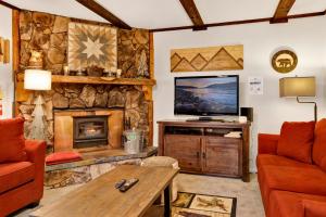 a living room with a fireplace and a television at Mountain Getaway by Big Bear Vacations Adorable Sugarloaf Retreat in Sugarloaf
