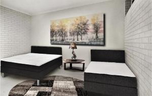 um quarto com duas camas e um quadro na parede em 1 Bedroom Stunning Apartment In Jrflla em Järfälla