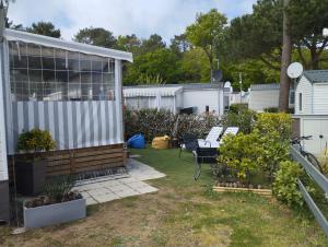 a backyard with a shed and some plants at la pignade in La Tremblade