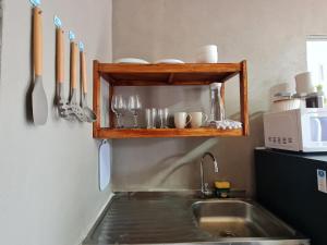 Η κουζίνα ή μικρή κουζίνα στο Cabinas Guayabón #3, AC, La Fortuna Volcán Arenal