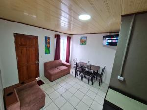 Μια τηλεόραση ή/και κέντρο ψυχαγωγίας στο Cabinas Guayabón #3, AC, La Fortuna Volcán Arenal