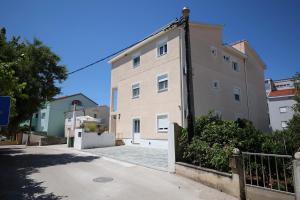 un condominio con recinto accanto a una strada di Villa Anabella I a Zara (Zadar)