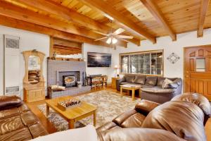 Istumisnurk majutusasutuses Malaburro Inn by Big Bear Vacations Hot Tub Cozy Mountain Cottage