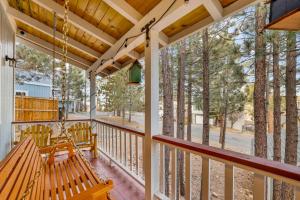 Gallery image of Malaburro Inn by Big Bear Vacations Hot Tub Cozy Mountain Cottage in Big Bear City