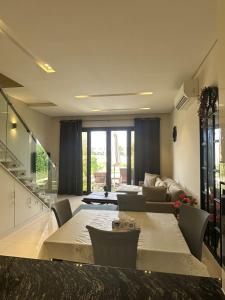 Ma‘mūrahにあるHawana Salalah luxury 1BR TH with private poolのリビングルーム(テーブル、ソファ付)