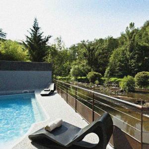 een zwembad zittend aan de zijkant van een huis bij Moulin de Cambelong- Emilie & Thomas in Conques-en-Rouergue