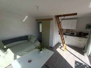 a small room with a bed and a kitchen at Gîte au calme en Normandie, Forêt de Lyons in Beauvoir-en-Lyons