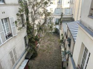 una vista aérea de un callejón entre dos edificios en 100m2 flat appartement d'artiste, en París