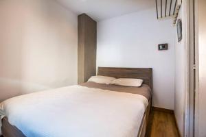 sypialnia z dużym łóżkiem z białą pościelą w obiekcie Prive terrace in El Born, near the beach w Barcelonie