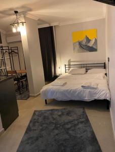 - une chambre avec un grand lit blanc et un tapis dans l'établissement Street Suites, à Istanbul