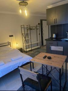 Cette chambre comprend un lit, une table et une cuisine. dans l'établissement Street Suites, à Istanbul