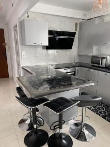 Virtuvė arba virtuvėlė apgyvendinimo įstaigoje Appartement 3pieces Le Cannet