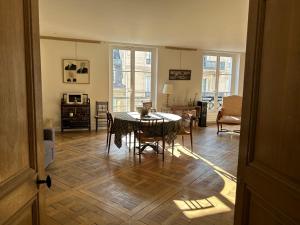 sala de estar con mesa y sillas en 100m2 flat appartement d'artiste, en París