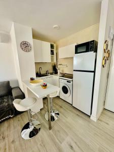 Zdjęcie z galerii obiektu OCEANFRONT APARTAMENT w Aronie