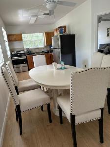 a kitchen with a white table and chairs in a room at Casita En Miami in Miami