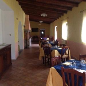 un ristorante con tavoli e sedie in una stanza di Agriturismo Masseria Castiglione a Gallicchio