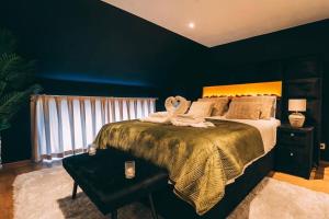 QuaregnonにあるZenansa spa privatifのベッドルーム1室(タオル付きのベッド1台付)