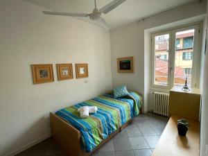 Säng eller sängar i ett rum på Skyway apartment with private lake view terrace