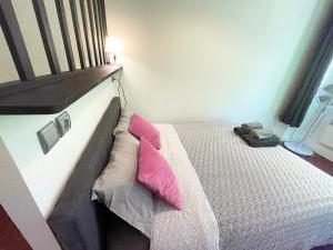 Homelivia, Fuchsialand, lieu cosy, atypique style industriel