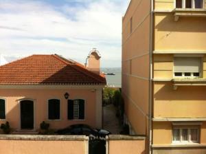 een uitzicht op een gebouw naast een gebouw bij Say What Lisbon? — Street Art / Family Apartment in Lissabon