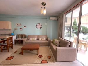 薩蘭達的住宿－Saranda Aquamarine Sea View Condo，客厅配有沙发和桌子