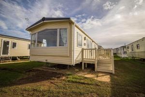 ein Mobilheim befindet sich auf einem Hof in der Unterkunft Lovely 6 Berth Caravan Nearby Hunstanton Beach In Norfolk Ref 23071t in Hunstanton