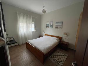 薩蘭達的住宿－Saranda Aquamarine Sea View Condo，一间卧室设有一张床和一个窗口