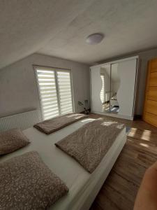 Tempat tidur dalam kamar di Apartman Halilčević