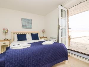 En eller flere senge i et værelse på Pilchard Cottage