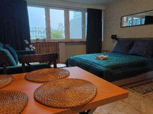 een woonkamer met een bed en een salontafel bij Green apartament w Centrum in Warschau