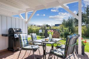 a patio with a table and chairs and a grill at Zum Fährmann 2 Whg 1 EG links in 18356 Pruchten in Pruchten