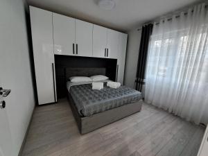 ein Schlafzimmer mit einem Bett mit zwei Handtüchern darauf in der Unterkunft Bellariva in Riva del Garda