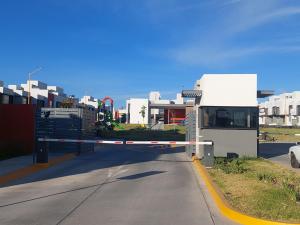 アグアスカリエンテスにあるCanteli residencial con albercaの障壁のある通り