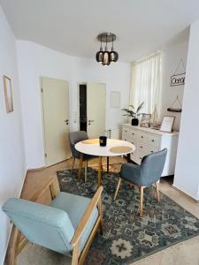 een woonkamer met een tafel en stoelen bij kleine Fine in Lübeck